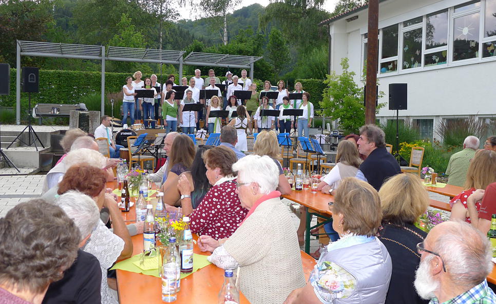 Der Gospelchor Deggenhausertal auf dem Dorfplatz in Deggenhausen